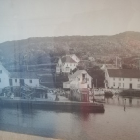 Almost same view; another early 20th century photo with 'empty' hillside behind